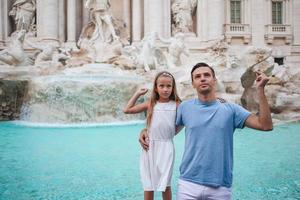 glückliches kind und papa genießen ihren europäischen urlaub in italien foto