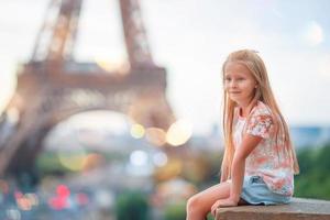 entzückendes kleinkindmädchen in paris hintergrund der eiffelturm während der sommerferien foto