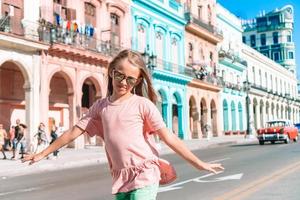 Touristenmädchen im beliebten Gebiet in Havanna, Kuba. Reisender der jungen Frau lächelt foto