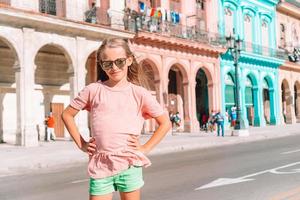 Touristenmädchen im beliebten Gebiet in Havanna, Kuba. Reisender der jungen Frau lächelt foto