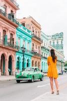 Touristenmädchen im beliebten Gebiet in Havanna, Kuba. Reisender der jungen Frau lächelt foto