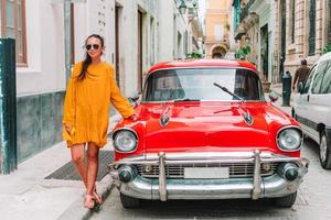 touristenmädchen in beliebter gegend in havanna, kuba. Rückansicht des Reisenden der jungen Frau foto