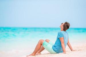 junger Mann am weißen Strand im Urlaub foto