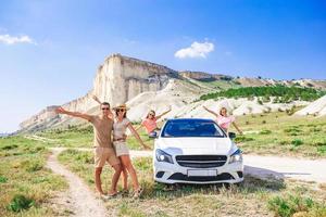 glückliche vierköpfige Familie beim Wandern in den Bergen foto