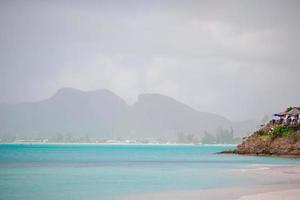 Strandliege im exotischen tropischen Resort auf Kariben foto