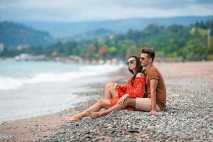 junges Paar am weißen Strand während der Sommerferien. foto