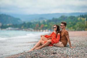 junges Paar am weißen Strand während der Sommerferien. foto