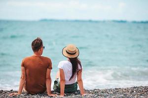 junges Paar am weißen Strand während der Sommerferien. foto