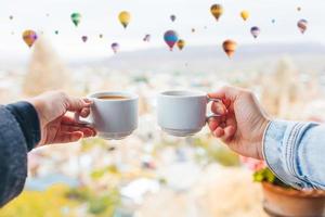 tasse mit traditionellem türkischen kaffee auf dem hintergrund eines tals in kappadokien, türkei. foto