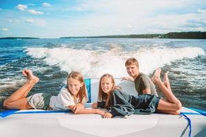 Familiensegeln auf dem Boot im klaren offenen Meer foto