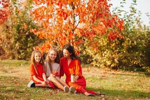 kleines Mädchen mit Mutter draußen im Park am Herbsttag foto