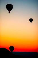 Helle Heißluftballons am Himmel von Kappadokien, Türkei foto