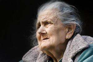 Porträt einer sehr alten, faltigen Frau foto