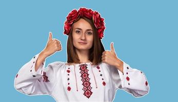 junges Mädchen im ukrainischen Nationalanzug foto