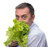 mann, der salat lokalisiert auf weiß hält foto