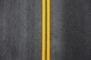 gelbe doppelte durchgezogene Linie auf Asphalt foto