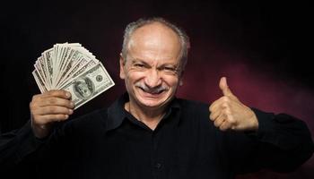 alter Mann mit Dollarnoten foto