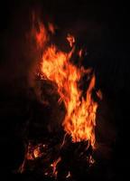 Flammen des Lagerfeuers in der Nacht foto