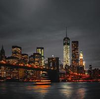 Brooklyn Bridge und Manhattan bei Sonnenuntergang foto