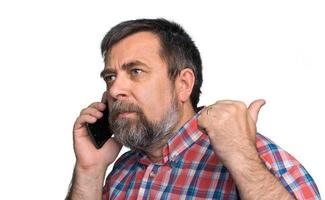 Mann mittleren Alters spricht auf einem Handy foto