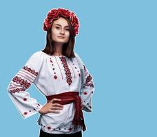 junges Mädchen im ukrainischen Nationalanzug foto