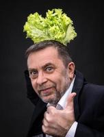 Mann, der Salat hält und isst foto