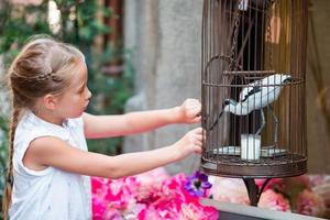 entzückendes glückliches kleines mädchen draußen in der europäischen stadt. kaukasisches kind genießt sommerferien in rom foto