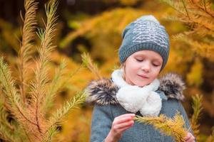 Porträt des schönen Mädchens Hintergrund gelbe Tanne im Herbst foto