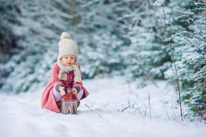 Rückansicht des entzückenden Mädchens mit Taschenlampe an Weihnachten im Freien foto