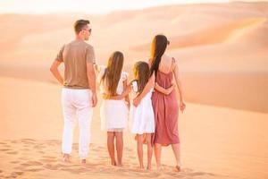 menschen unter den dünen in der wüste rub al-khali in den vereinigten arabischen emiraten foto