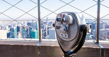 Öffentliches Teleskop, das auf Manhattan-Gebäude gerichtet ist foto