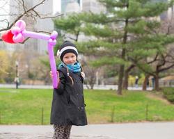 Entzückendes kleines Mädchen mit Ballon im Central Park in New York City foto