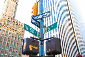 die kreuzung der 58th street und der 5th avenue in new york city foto