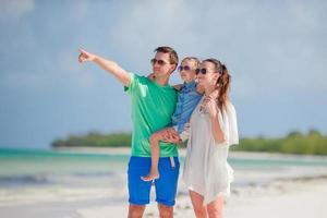 junge familie im strandurlaub foto