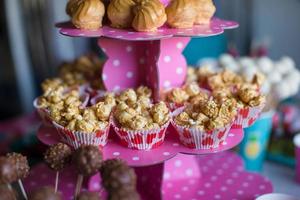 Portion Popcorn auf Kinderparty auf süßem Desserttisch foto