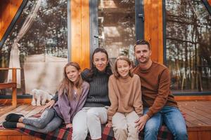 Schöne Familie, die am warmen Herbsttag spazieren geht foto