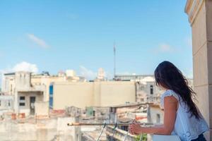 junge attraktive frau auf altem balkon in wohnungen in havanna foto