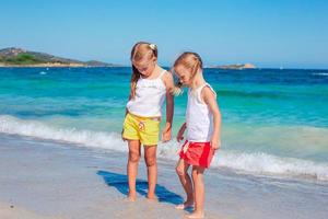 süßes kleines Mädchen am Strand während der Sommerferien foto