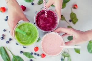 reihe gesunder frischer obst- und gemüse-smoothies mit verschiedenen zutaten foto