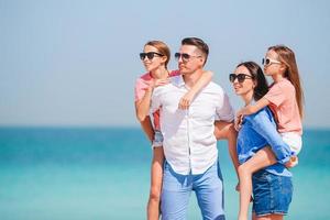 junge familie im urlaub hat viel spaß foto