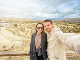 Glückliches Paar im Urlaub mit Blick auf die Berge foto
