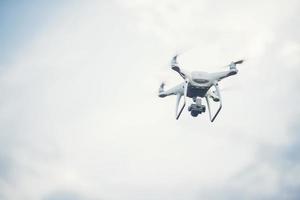 fliegende Drohne mit blauem Himmel Hintergrund foto