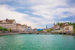 Blick auf die Altstadt von Zürich. Kirche und Fluss Limmat, Schweiz foto