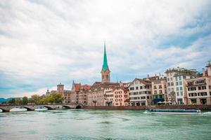 Blick auf das historische Stadtzentrum von Zürich mit der berühmten Fraumünsterkirche und dem Fluss Limmat, Schweiz foto