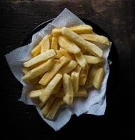 leckere Pommes Frites auf Holztisch Hintergrund foto