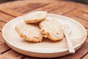 Nahaufnahme von Cashewkeksen auf einem Holzteller foto