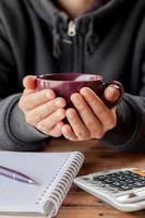 Person, die eine Tasse Kaffee trinkt foto