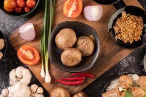 Shiitake-Pilze mit Knoblauch, Tomate, Paprika und Zwiebeln foto