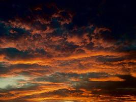 orange Wolken während der goldenen Stunde foto