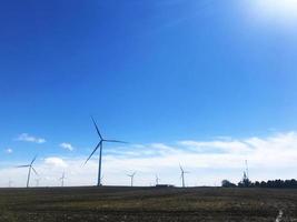 Windmühlen unter einem blauen Himmel foto